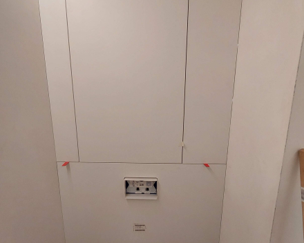 bekleding sanibloc met laminaat en kastje erboven