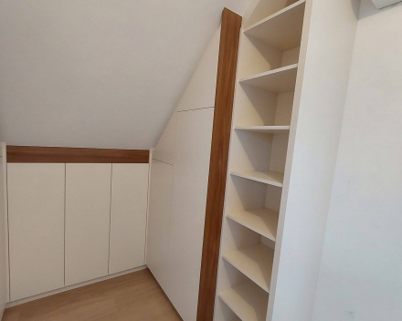 dressing onder schuine wand