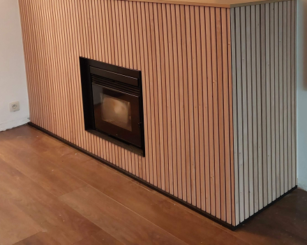 lattenwand rond haard